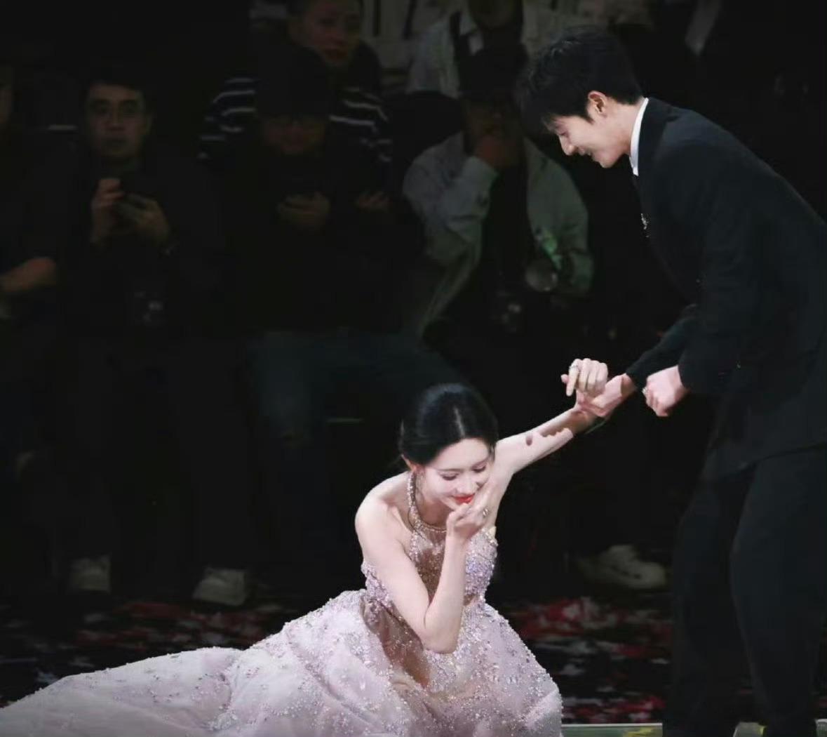 孟子义摔出了神图！美女摔倒了也这么好看～明年不许再摔了