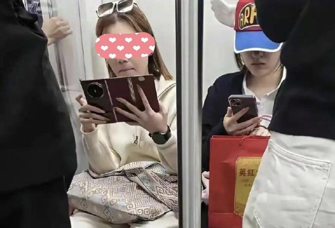 不得不说，有钱没钱，一眼就看出来了。地铁里的细节，藏着最真实的生活差距。贫富