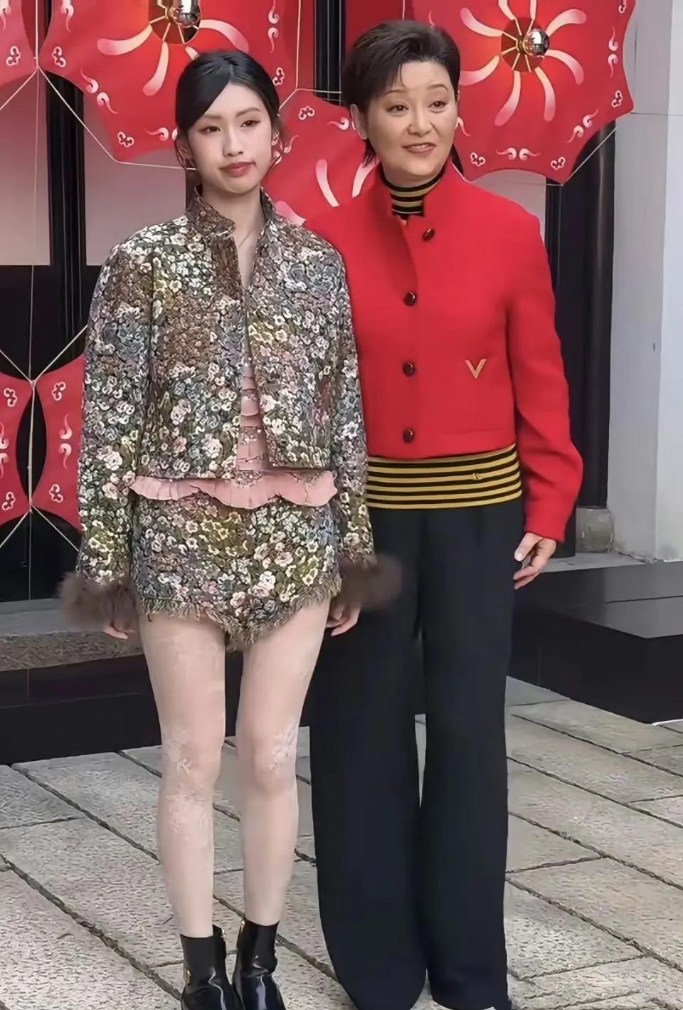 徐帆带19岁养女出席活动！2026年1月16日，徐帆携养女徐朵出席华伦天奴新春