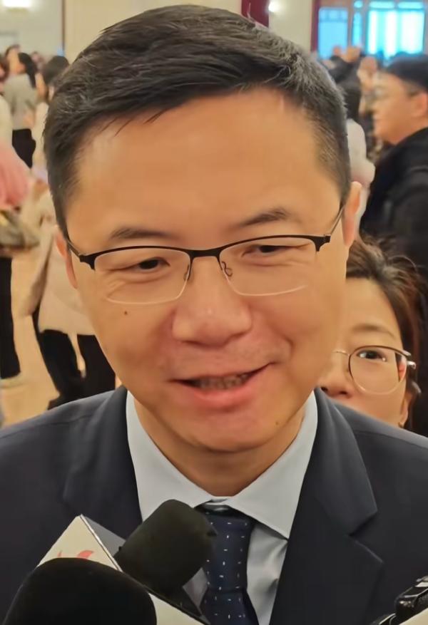 直到看了两会，我才知道，原来在香港，调休这个东西是不存在的，香港的法定假