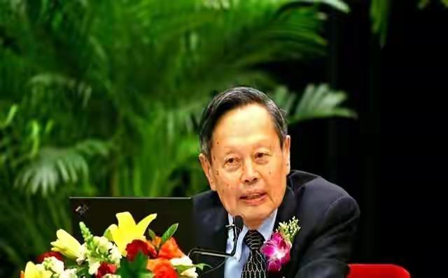 翁帆远离清华园，杨振宁大儿子终于说出内幕，她究竟图啥？翁帆为了照顾杨振宁