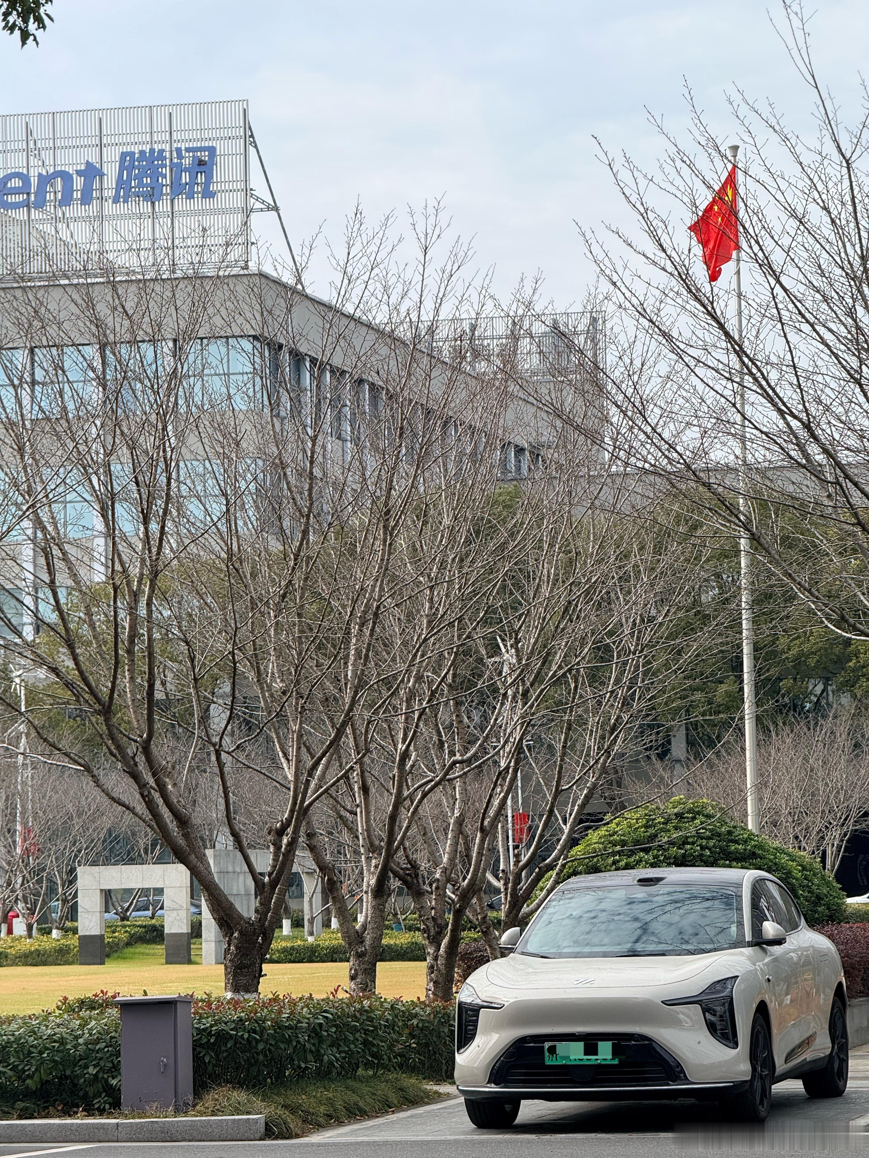 新款的智己LS6可见度挺高啊腾讯！