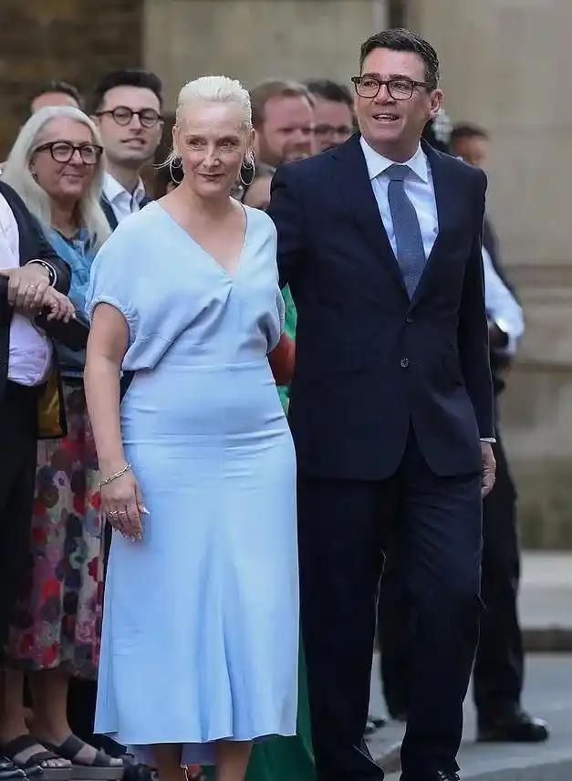 英国新首相上任，全网却盯着他老婆的裙子骂！英国新首相上任那一天，最先接受“全