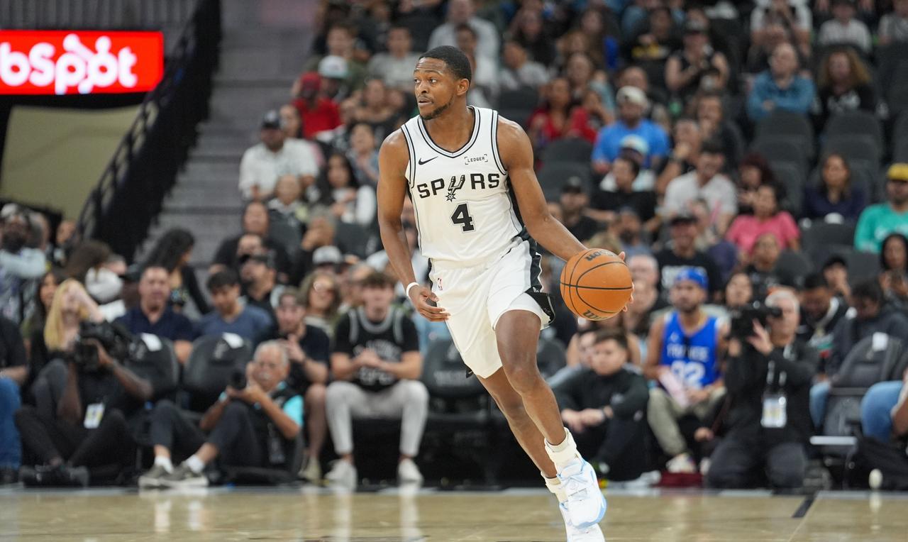 马刺将福克斯摆上货架！美媒报道：文班亚马复出的这些比赛与福克斯搭档出场效果并不理