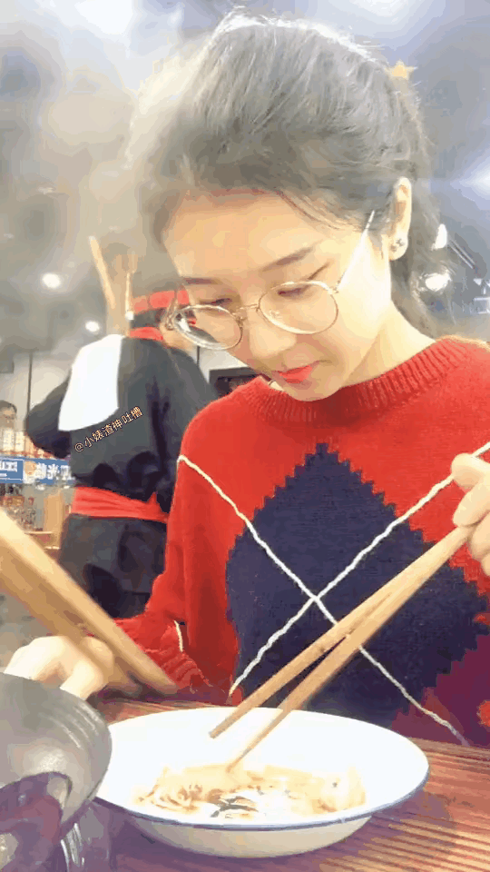 小姐姐看起来很温柔的样子，有的人就是这样，一看就是很好的样子。