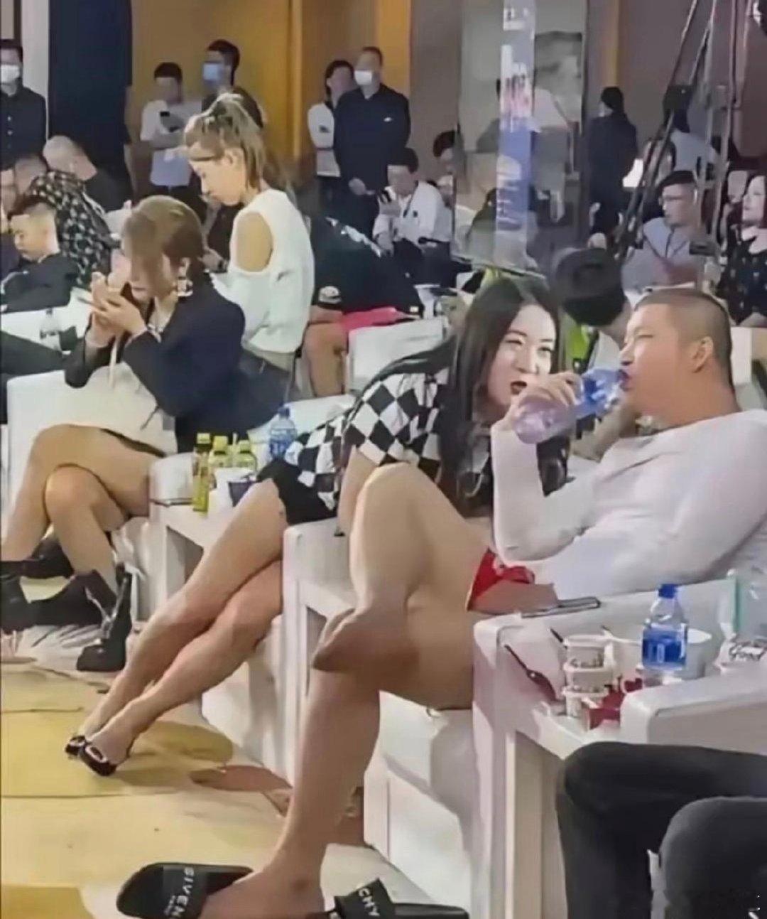 你看那帮东北网红聚一块儿，一个个东倒西歪，没个正形。说白了，就是靠短视频和直播带货才起来的。​