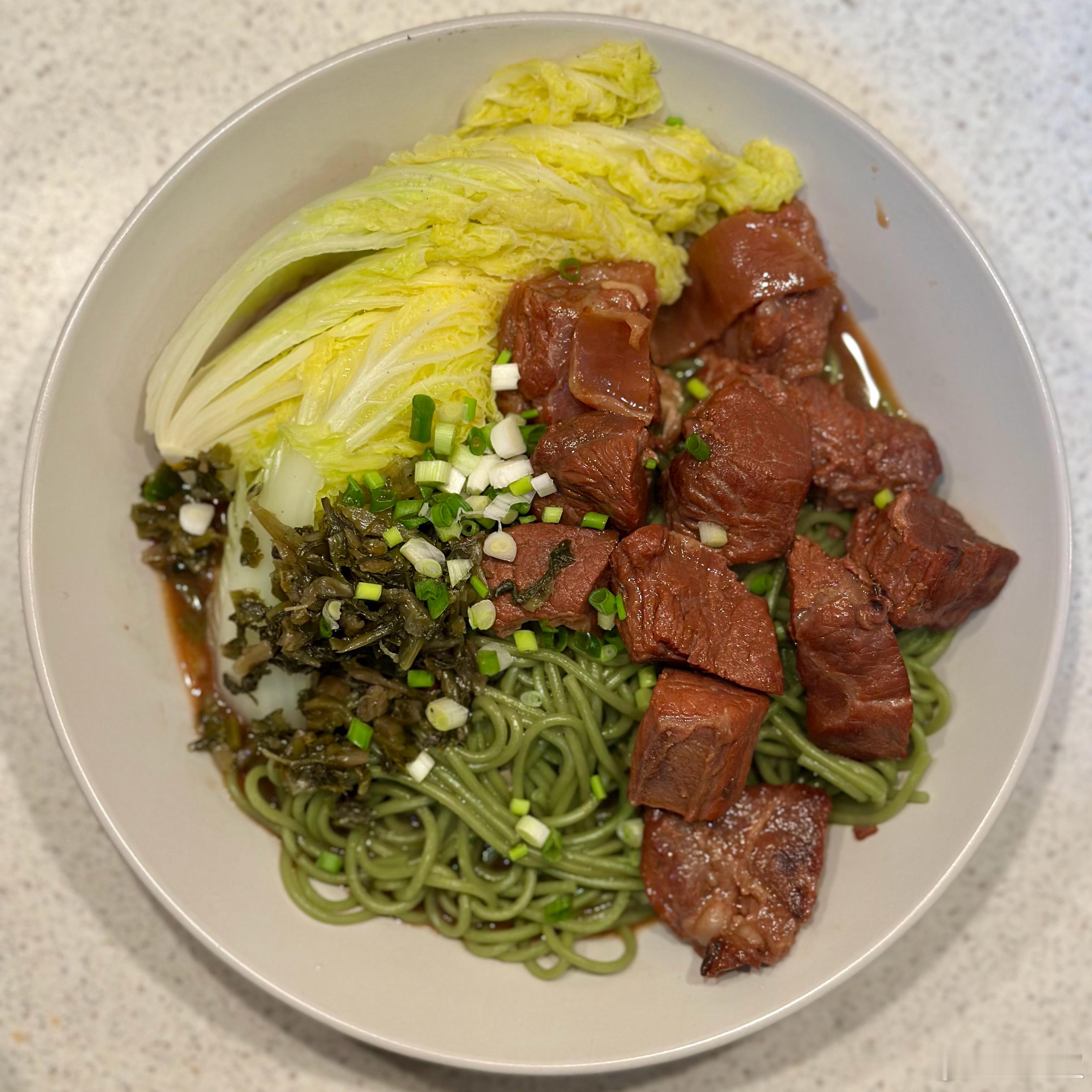 晚餐。自己做红烧牛肉面，控制了一下肉量，合适就好。现在的我，已经不是哪个臊子必须