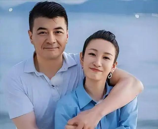 2012年，王新军向秦海璐表白，却遭到拒绝。秦海璐愤怒地指着王新军说：“你一个有