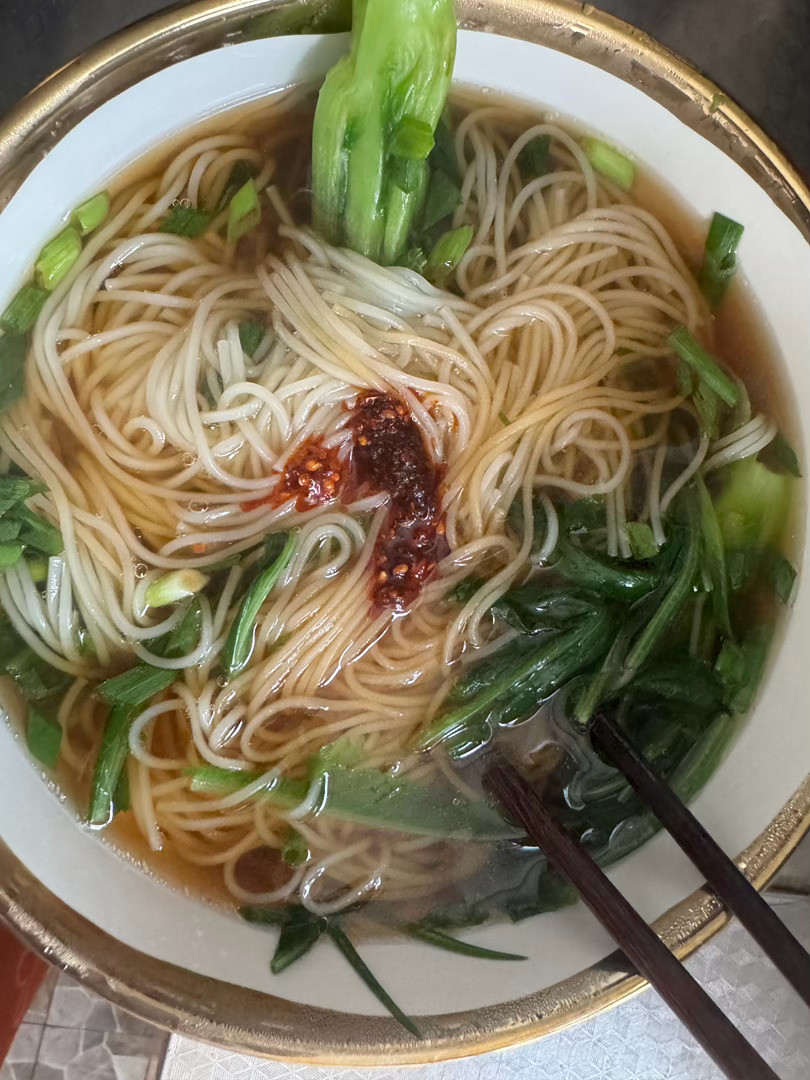 晚饭吃得很满足，做了辣子孜然炒牛肉，还有一碗酸汤面。牛肉带着孜然的焦香，辣椒鲜辣