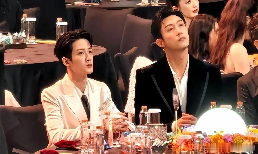 他们往那一站。你就知道什么是顶级审美霸凌了。这感觉，就像村里两个最帅的小伙，一个