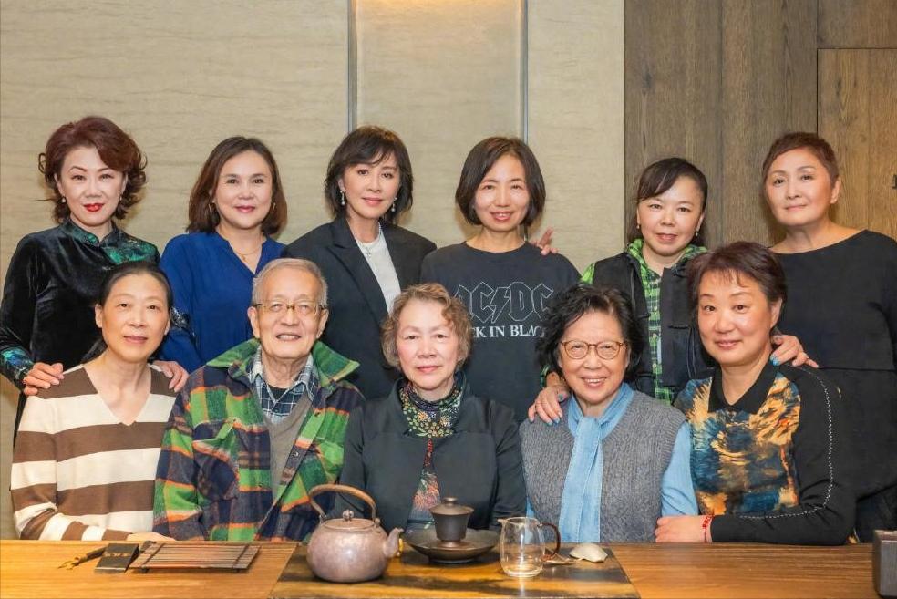 刘嘉玲回苏州和老同学聚会，一亮相全场都静了！60岁穿得随性却不失小精致，笑容自在