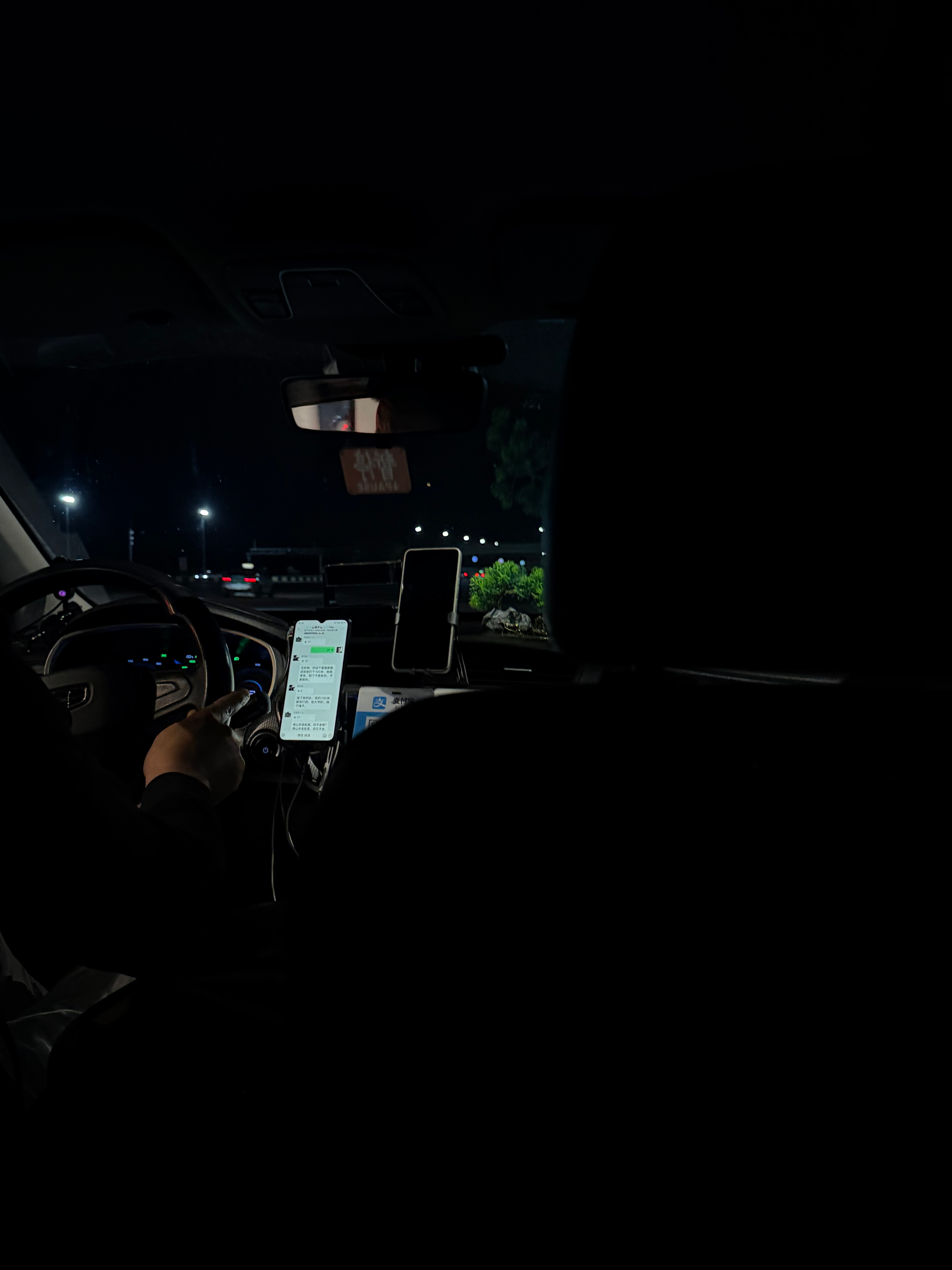 第一次来杭州，坐出租车被宰了。到达目的地后，师傅说120（98+20）元我懵逼了