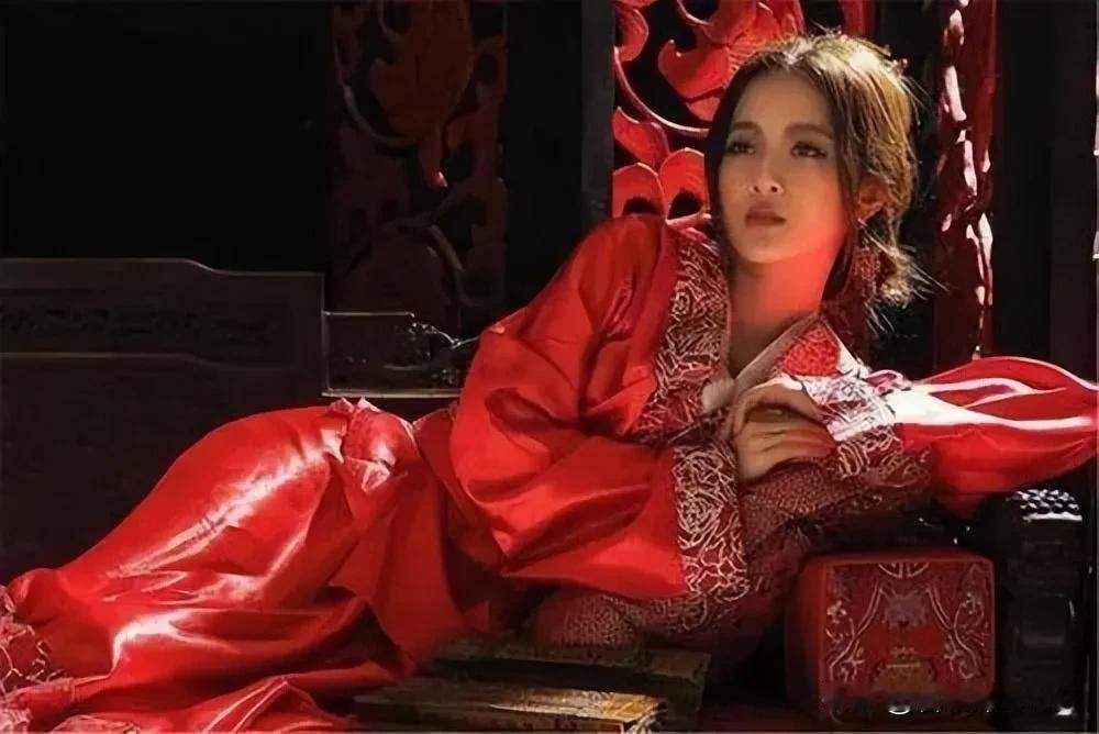 白居易一生养了33个家妓，68岁时，不幸感染风疾。他看着如花似玉的家妓说道：“我