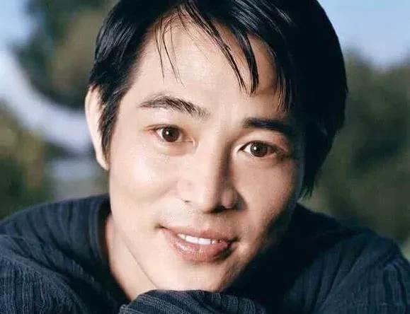 6月20日，62岁的李连杰发视频回应自己有轻微自闭症。年少成名的他，失去了自我，