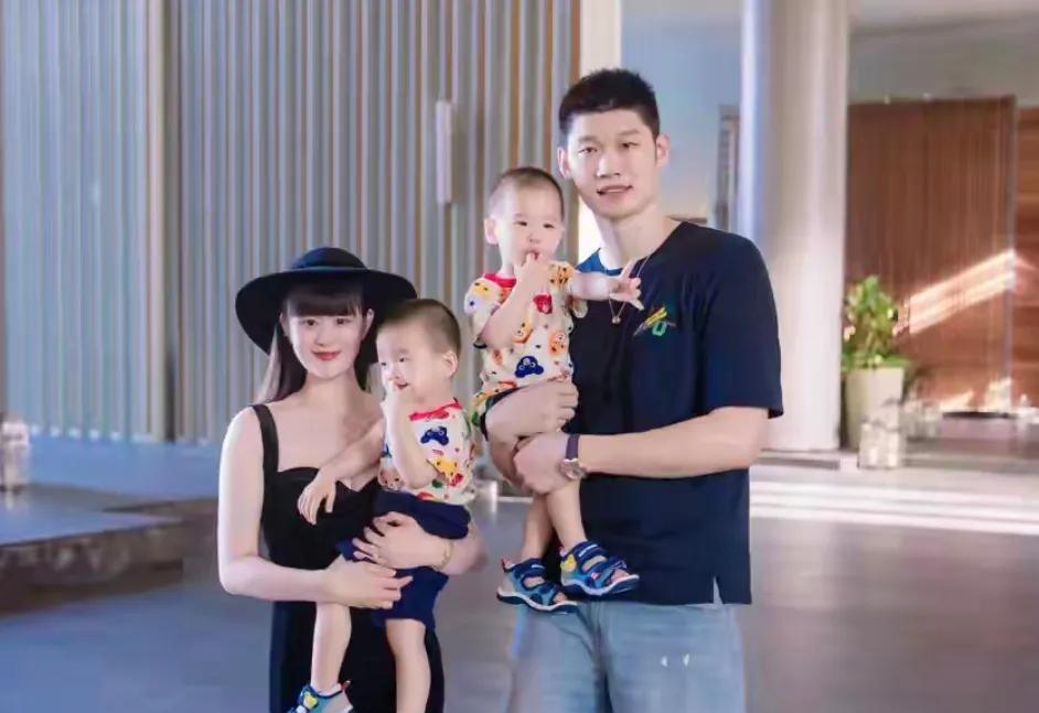 胡金秋参加男篮亚洲杯，还有个小插曲，令人十分动容随着男篮亚洲杯中国队夺得亚军，