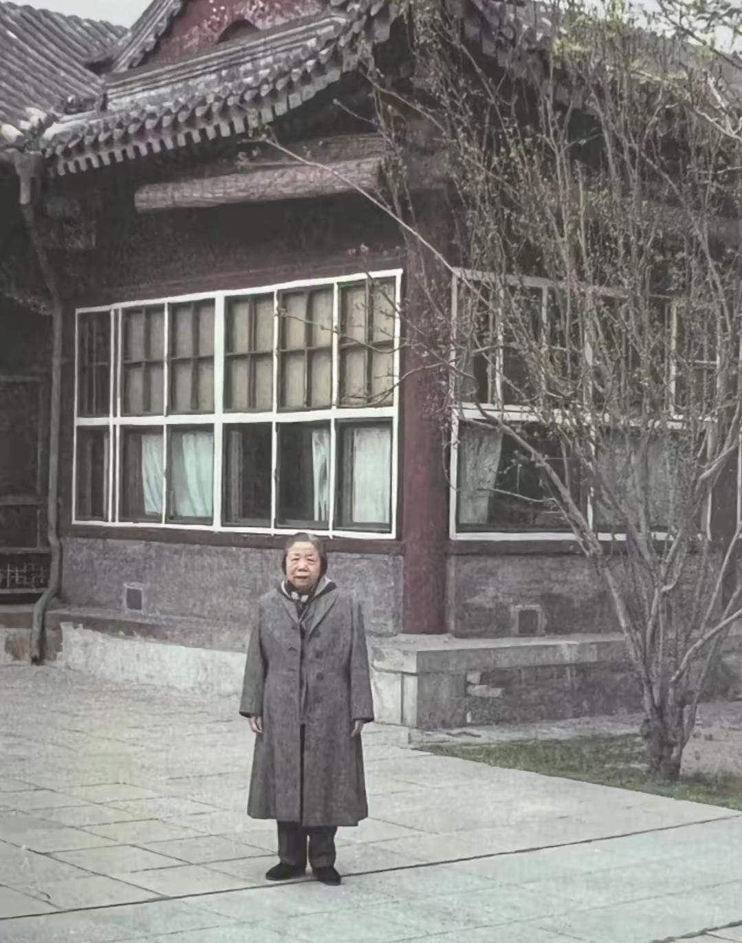 邓颖超访朝，金日成送她一件“厚礼”，她竟泪流满面，这是为什么？1979年的咸