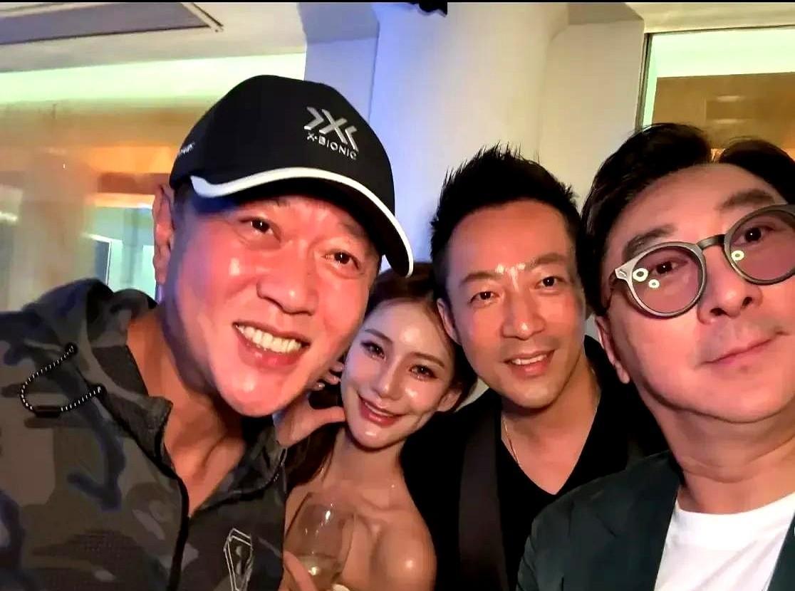 明星和网红始终是不一样的，连出席活动的穿着都不一样。你看那些明星私下被拍到的时