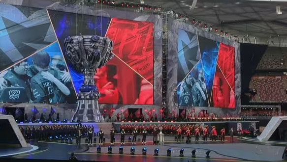 又是家门口让LCK夺冠在中国举办的S赛 冠军都是LCK队伍