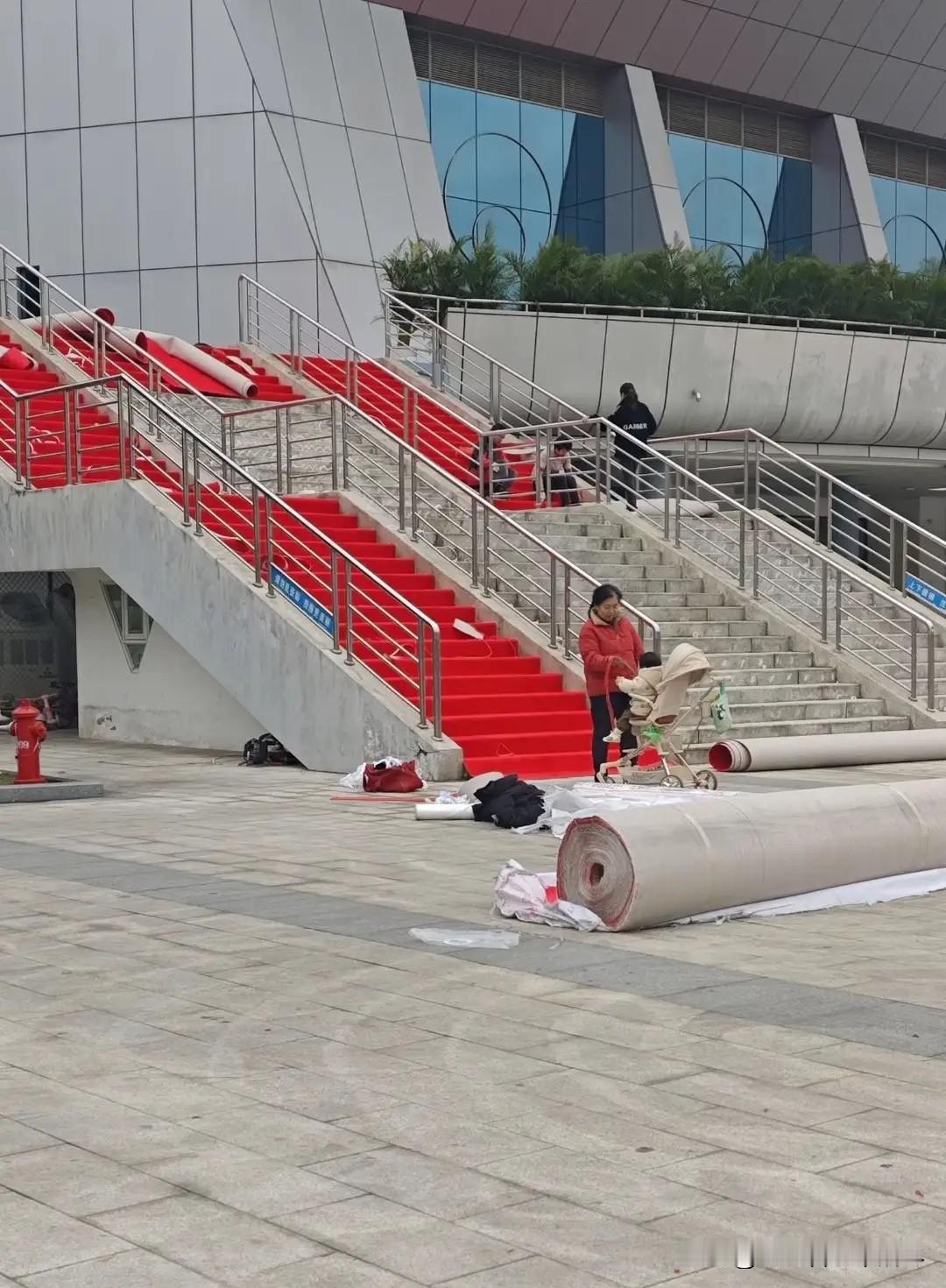 看到四川大学为了迎接法国总统马克龙，在学校台阶上铺的红地毯，再看印度为了迎接俄罗