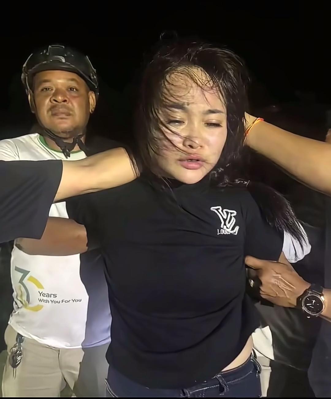 估计被抓“大嫂”冯静她自己也没有想到在被抓之后，会被冠以“东南亚第一深情”，