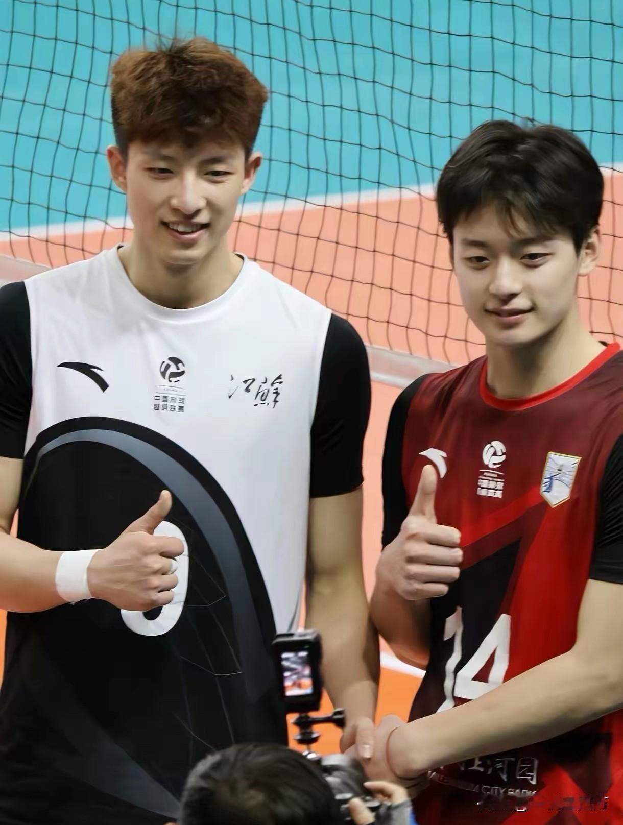 江苏男排对上河南男排，虽然两队强弱分明，比赛结果没悬念，但让两位当红排坛人气帅哥