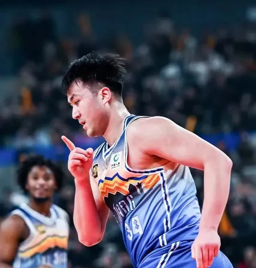 新疆男篮的艾孜买提和杜峰的矛盾上了热搜。其实这就是一个夏季联赛而已，球队一个练兵
