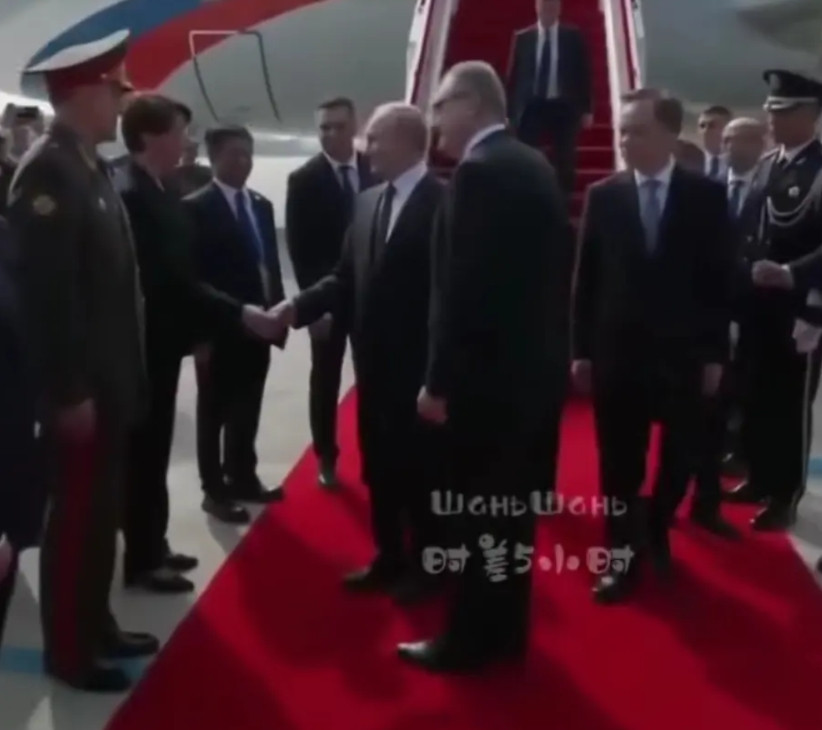 知道普京要来中国，想起普京在美国机场走过的一肩宽的红地毯的情景，我特地留意了普京