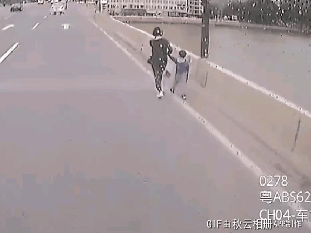 孩子的眼神还不知道要发生什么，好可怜