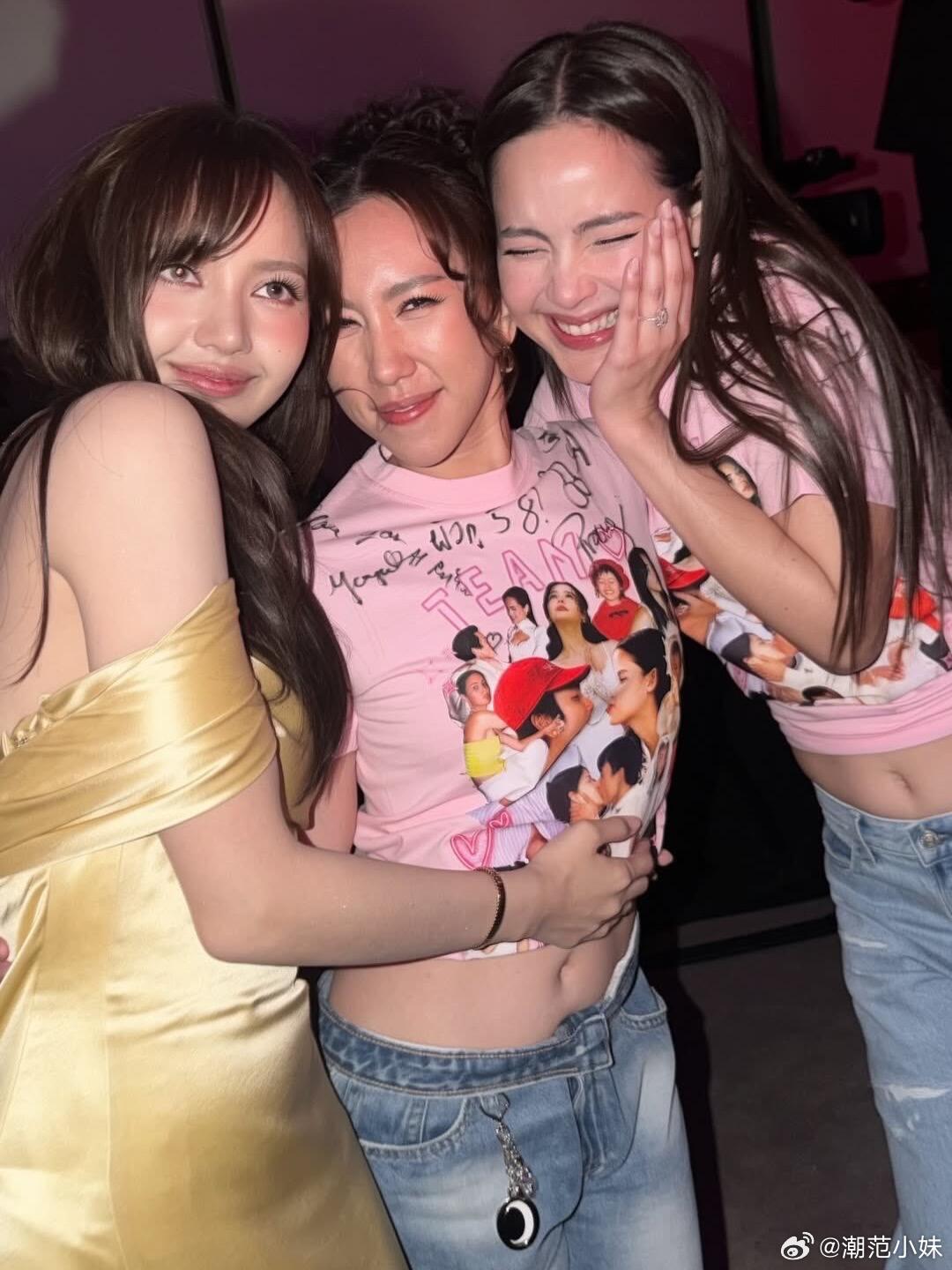 Lisa参加婚礼Lisa婚礼宾客造型温柔封神，没有舞台浓妆和华丽造型，简约垂感吊
