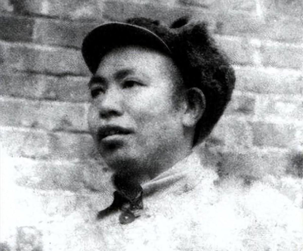 一位开国中将坚决辞去学校政委职务，谭政多次劝说未果，最终毛主席亲自下达严厉处分！