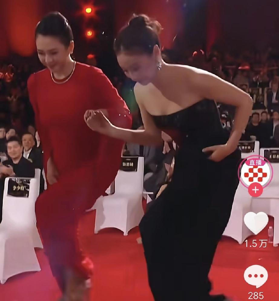 高叶说上台时，被绊了一下，还好章子怡扶住了她。她很感谢章子怡，不停地夸它，高叶