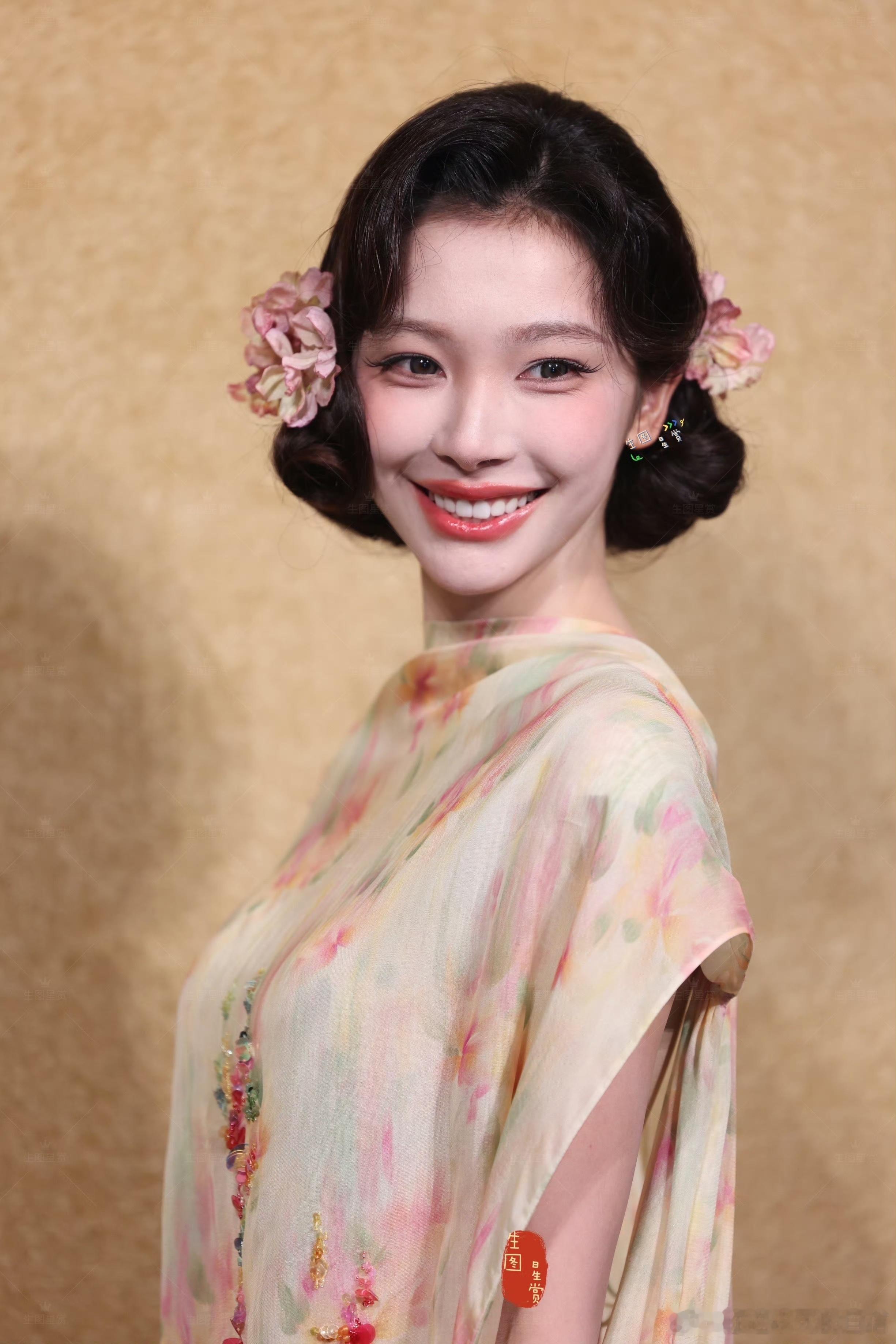 易梦玲被曝整容后首露面易梦玲上海看秀生图易梦玲上海看秀生图，也是昨天被曝整容后首