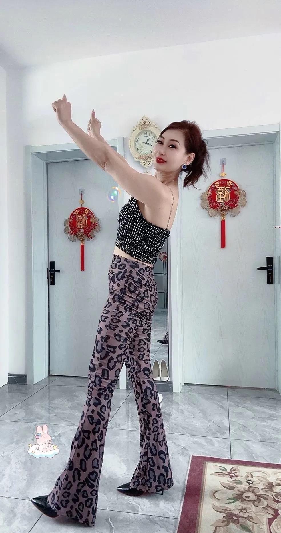 50岁阿姨身材还能打