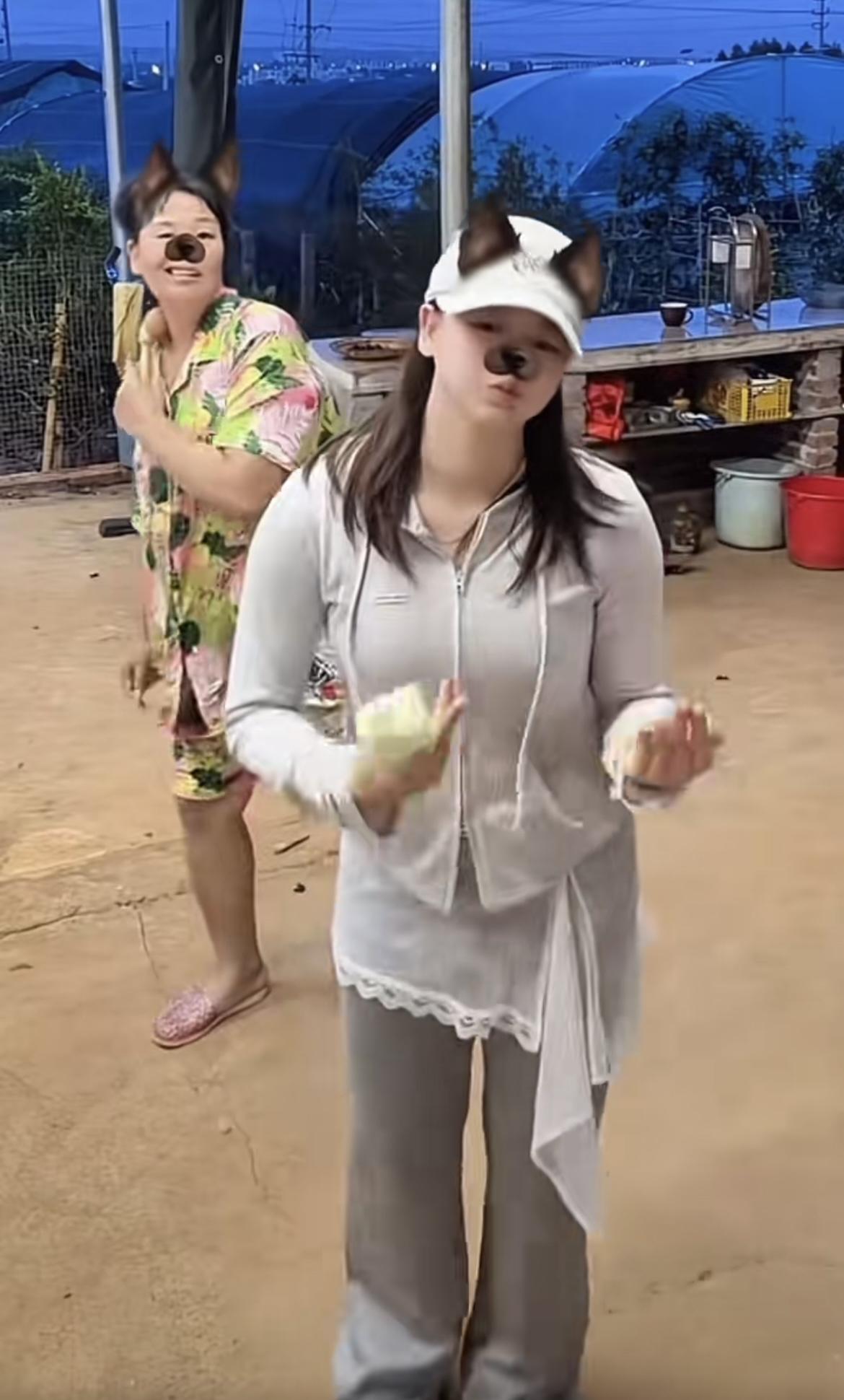 全红婵回老家了，开心的在家门口跳着舞蹈，全妈妈穿着一身睡衣，误入女儿的镜头，看到