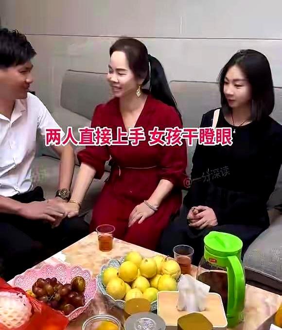 一场相亲，硬生生演成“媒人自荐”。当母亲把26岁姑娘请上桌时，玉镯当礼，脸却冷