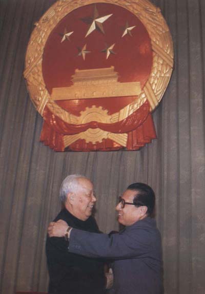 这是1993年，全国人大委员长换届，两位委员长热情拥抱的场景。左边那位是前任委员