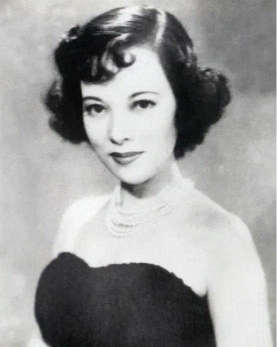 1945年，女汉奸李香兰将被执行枪决，谁料，临刑前她突然解开扣子，从胸前掏出一张