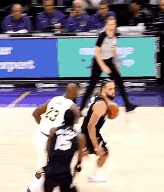 库里被“预谋”一拳干倒，格林差点就冲上去了。去年12月太阳打勇士，狄龙对着库