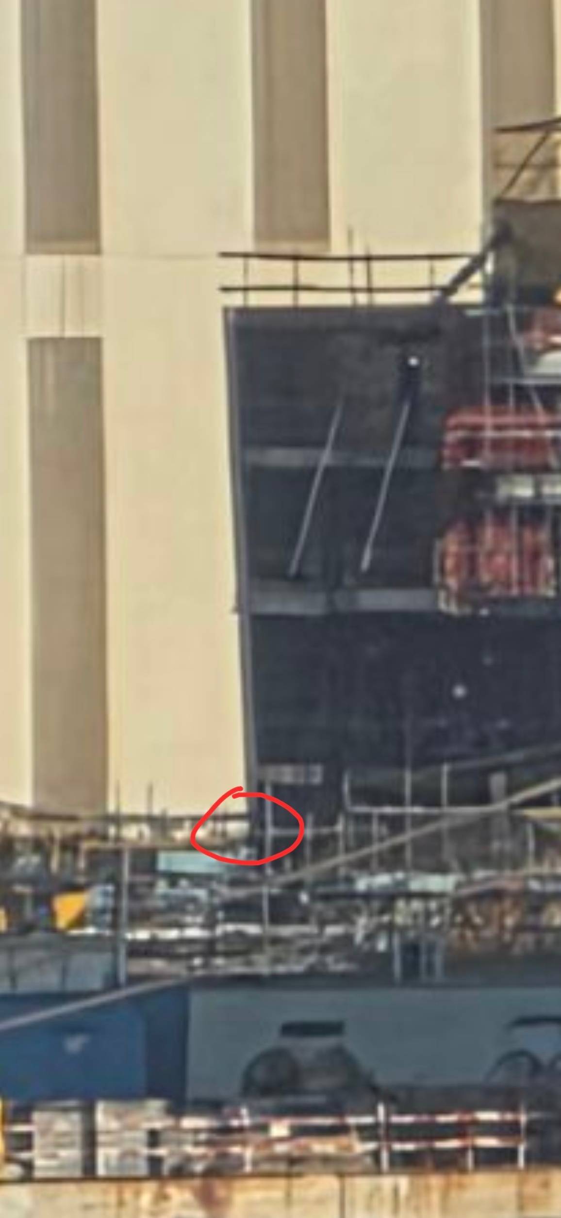 004机库部分高清图004水线宽度43米，比福特级的水线宽度40.8米还宽2米