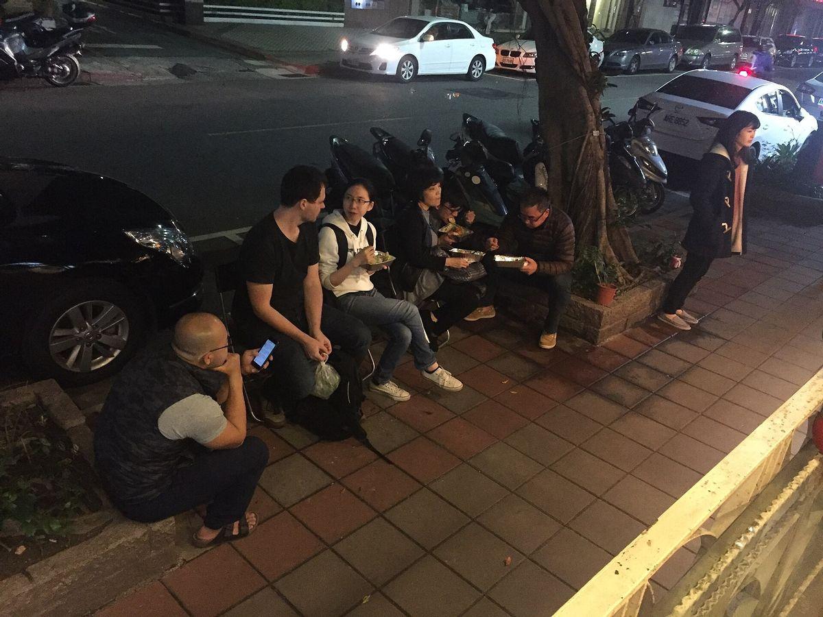 台湾省媒体人陈凤馨表示，按照民调来看，70%以上的台湾地区民众是接受自己是中华民