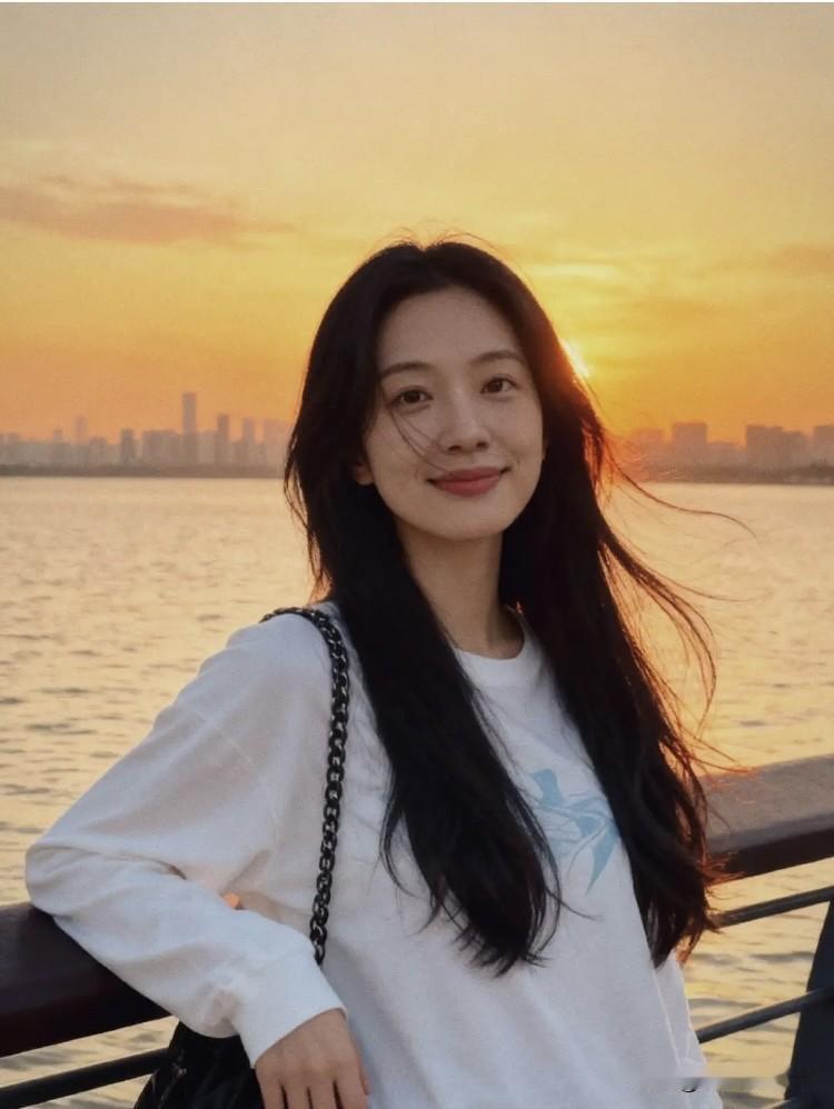 今天在小区里碰到一个40岁未婚的女邻居，她和我闲聊了很久。她说她现在很想结婚