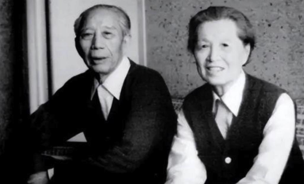 1937年，旅长王震29岁了，还是光棍，贺龙急了：“王胡子，给你介绍个北大女学生