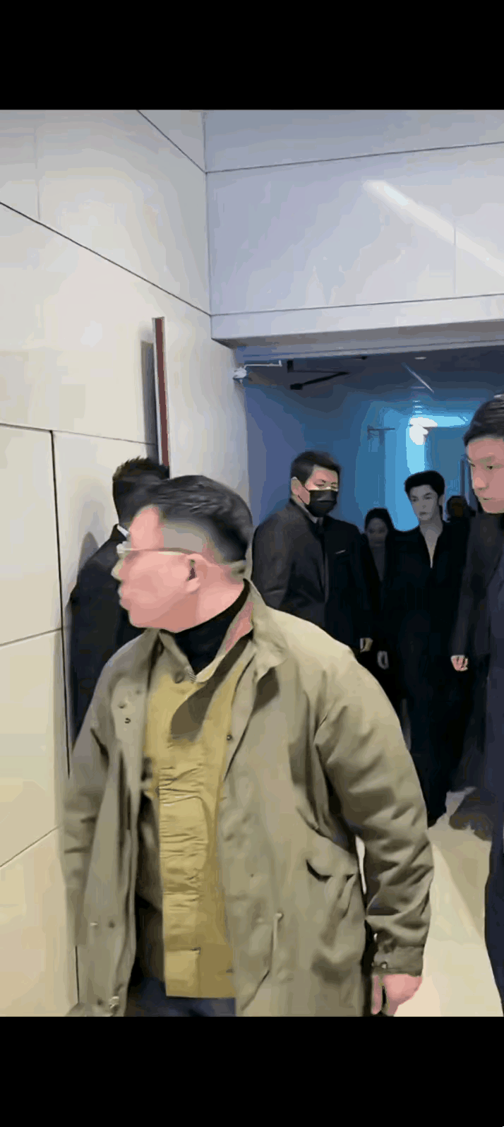 这个人是谁的，浑身没有二两肉，名气不大，派头不小，瞅他那损色，就知道他没多大出息