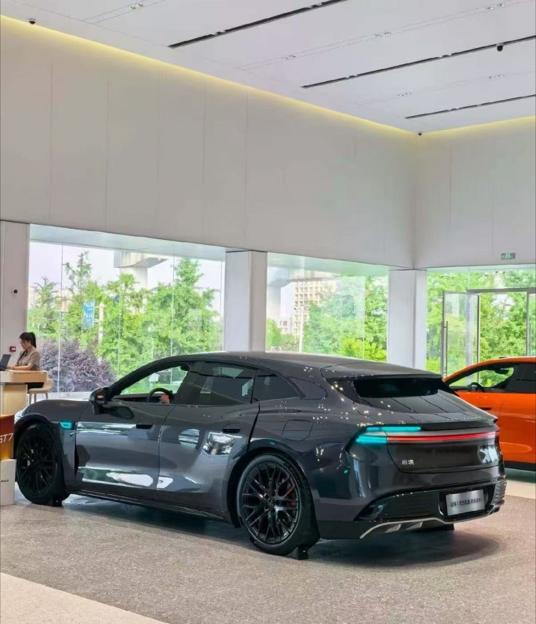 启境GT7华为乾崑满配还蛮好看的，去线下实体店看实车，展现在你眼前的模样，可别