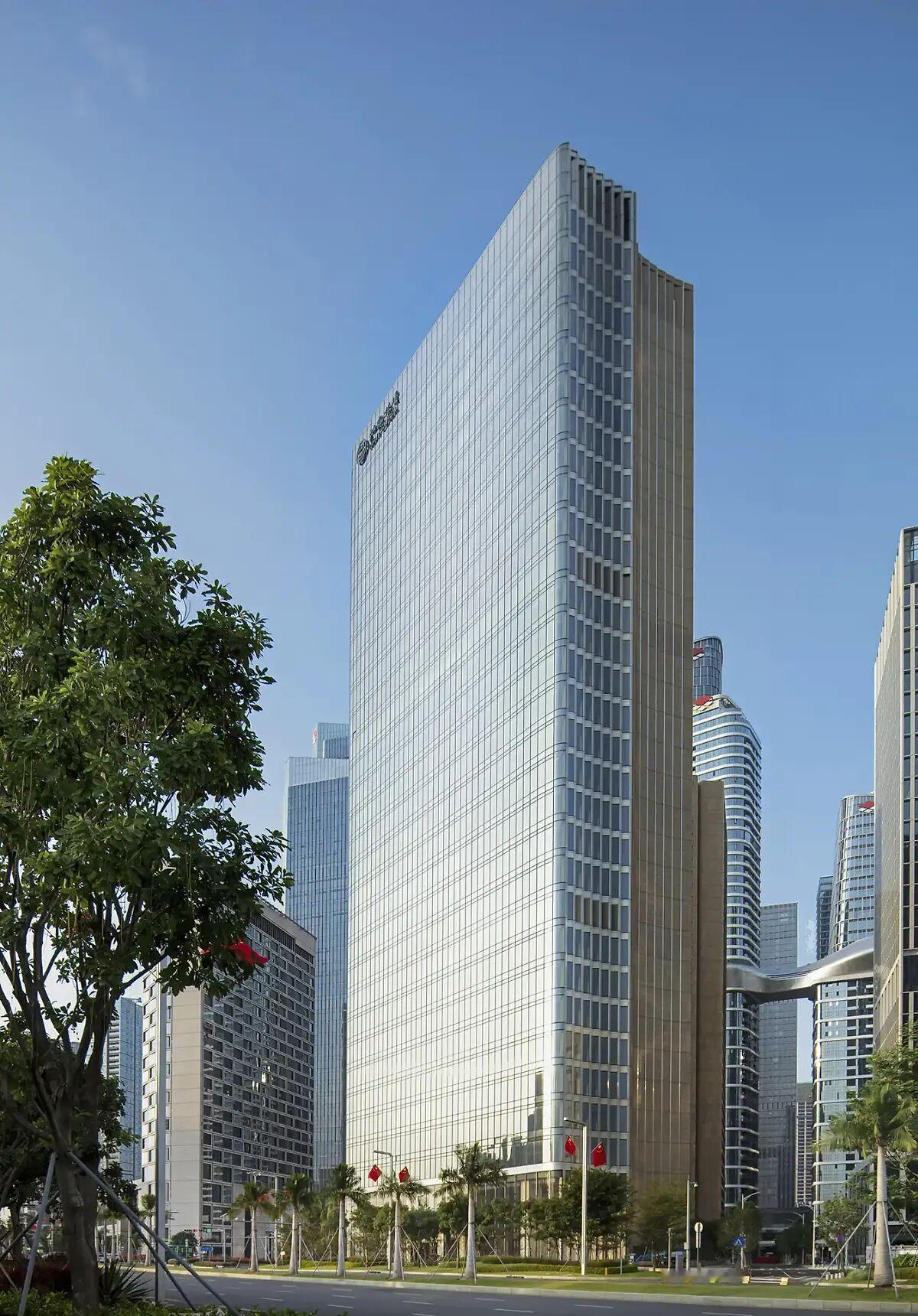 深圳前海桂湾的核心地带，矗立着一座兼具颜值与实力的金融地标——弘毅大厦，它不仅是