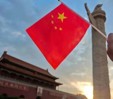 中国人用四句话震撼了外网！这四句话，藏着中国人的过往、当下和未来，每一句都掷