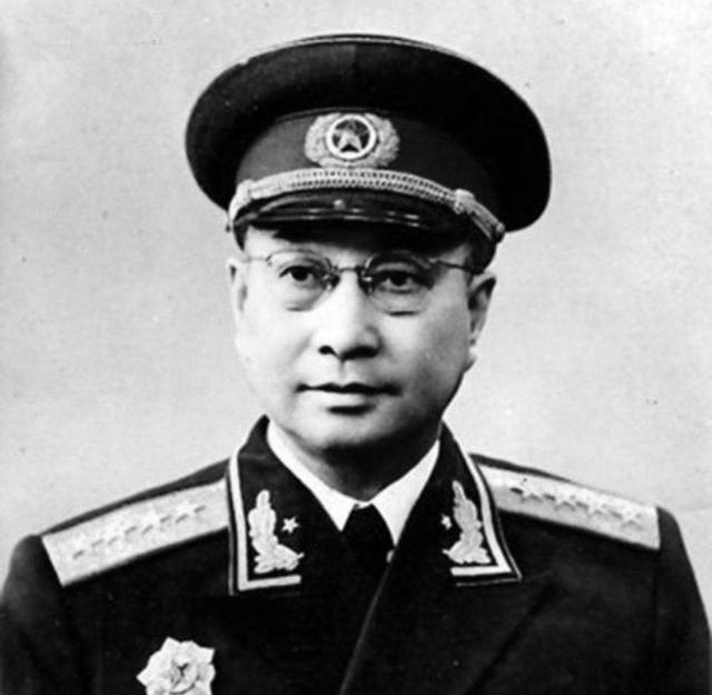 1933年，因为同志队伍中出现了叛徒，陈赓在上海被秘密逮捕，由于陈赓是一个将才，