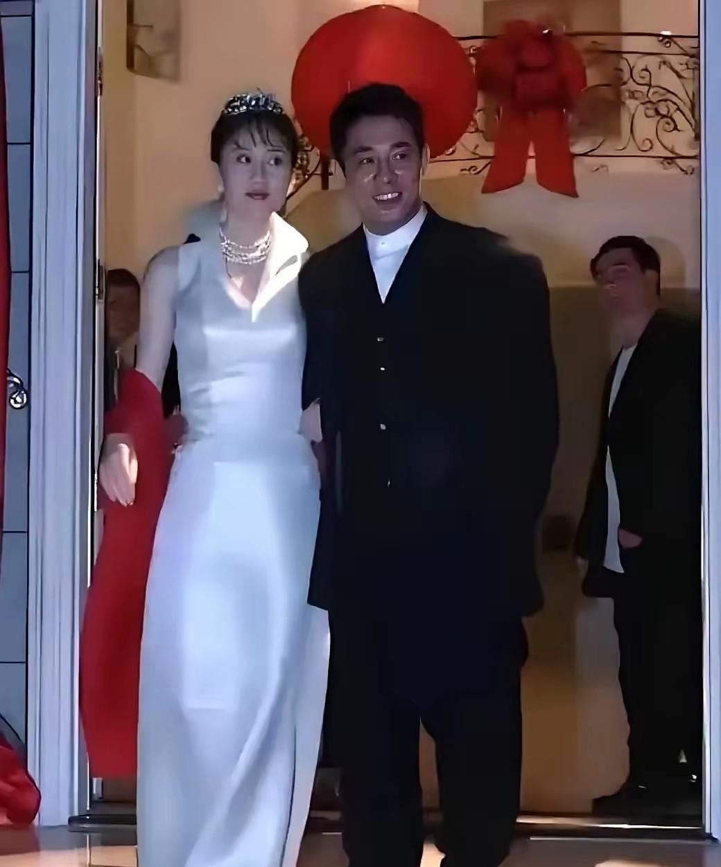 这是利智与李连杰的结婚照，利智要比李连杰大两岁，但照片中李连杰笑的露出牙齿，对于