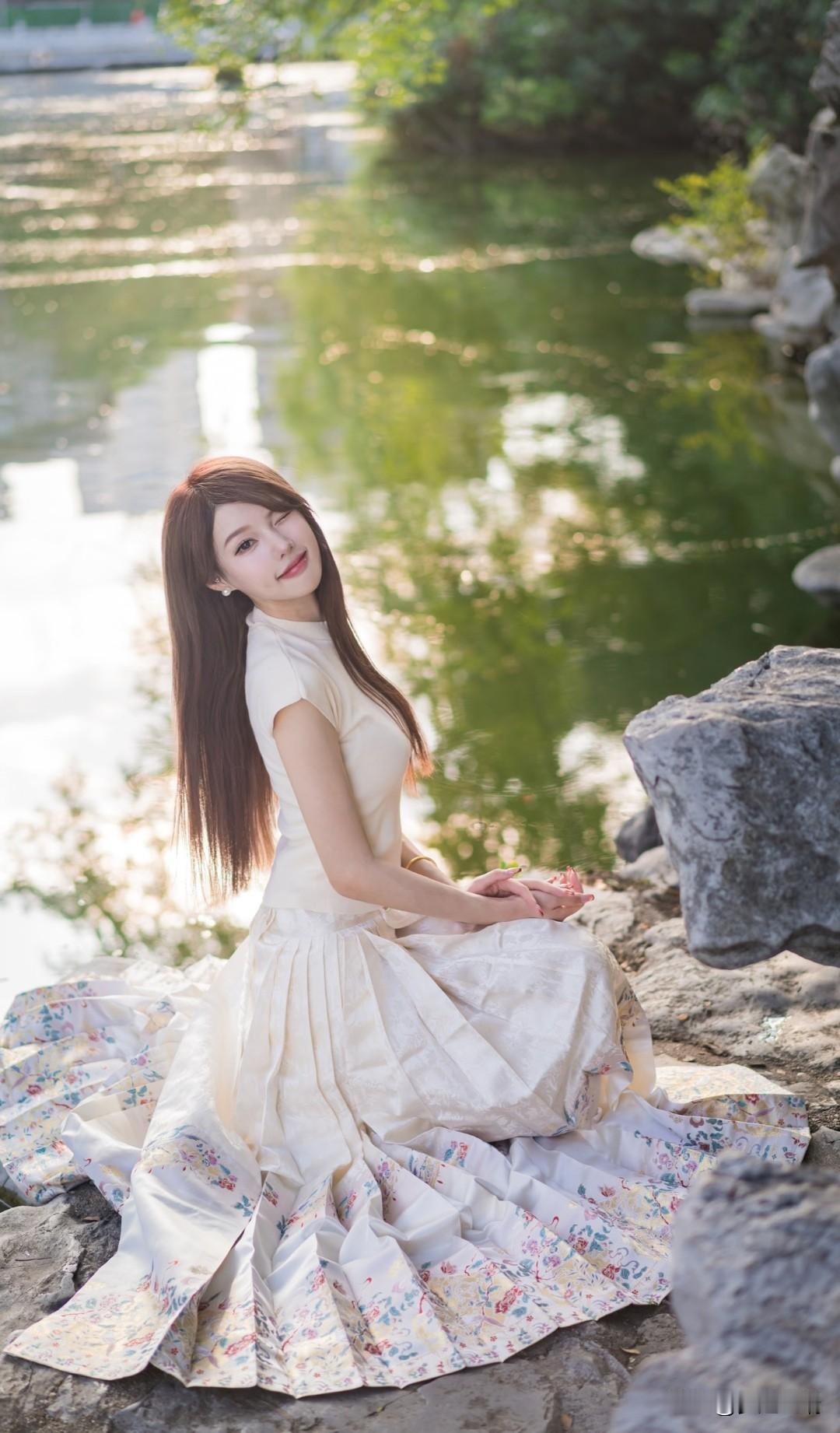 静坐湖畔，花影映衣裳。