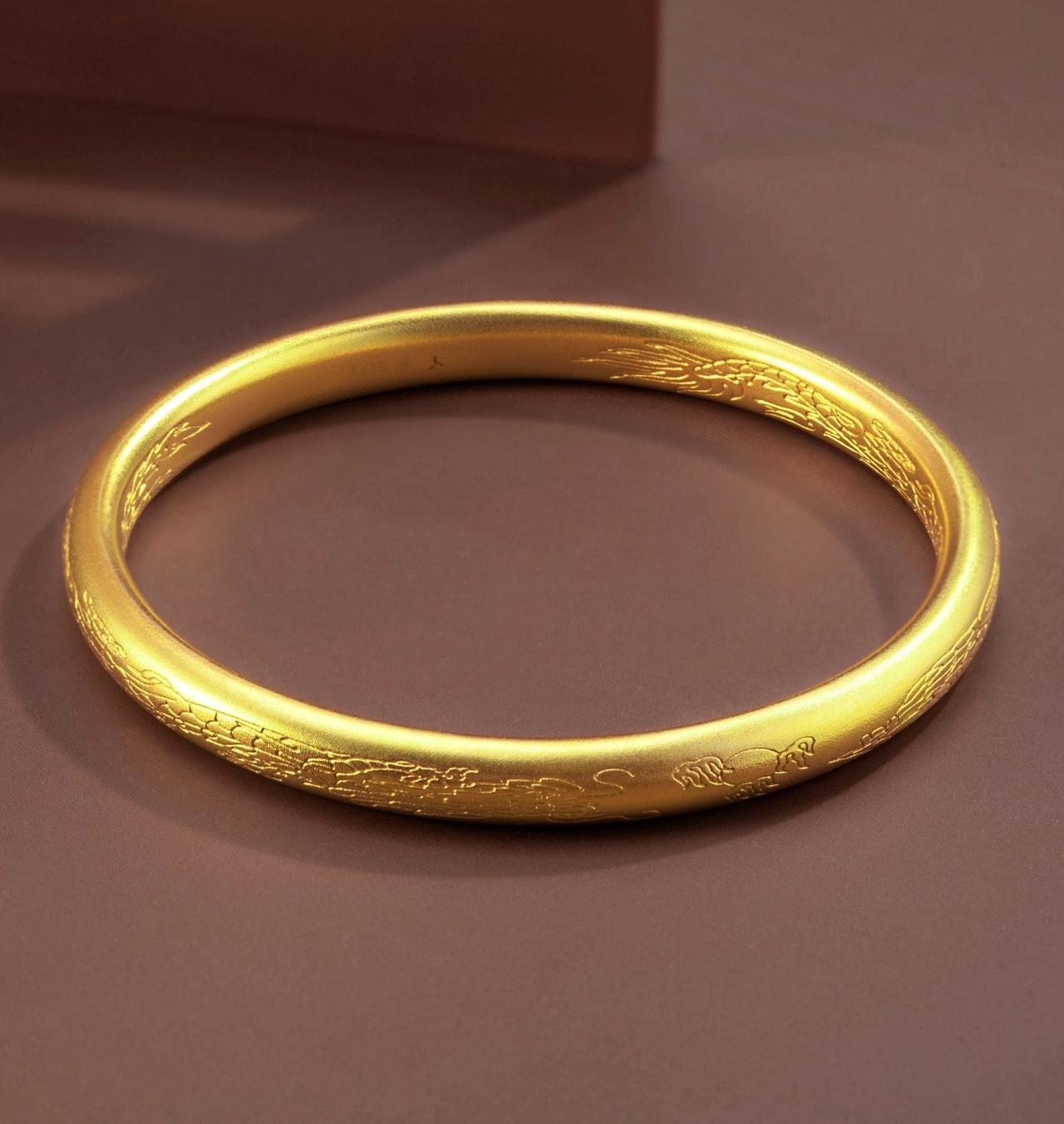 现在金店可愁坏了，金价居高不下，年轻人却早就不按老套路买黄金了。身边不少95